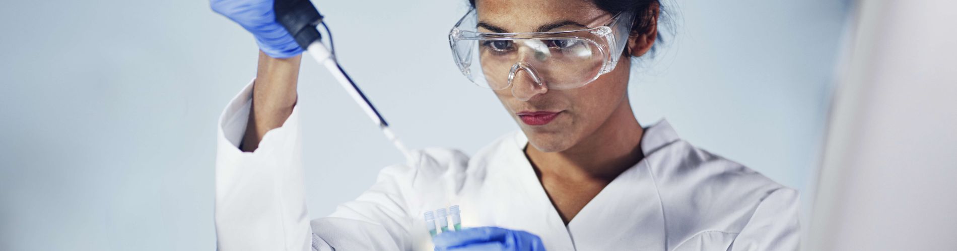 PCR, end point PCR, real-time qPCR, world of PCR, pipetting, laboratory, labworker, nanoplate